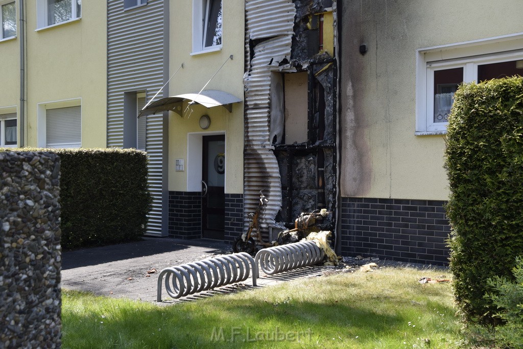 Rollerbrand dann Feuer 1 Fassadenbrand Koeln Gremberg Kroppergasse P11.JPG - Miklos Laubert